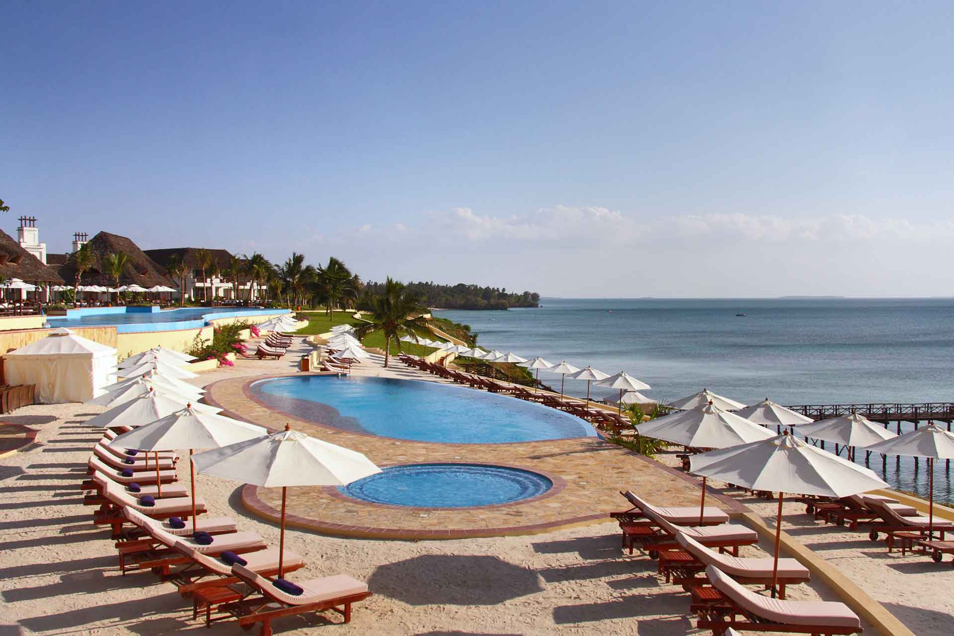 Отель клиф. Sea Cliff Resort Spa Zanzibar. Sea Cliff Resort & Spa 5* (Мангапвани). Пляж Мангапвани Занзибар. Море с отелем.